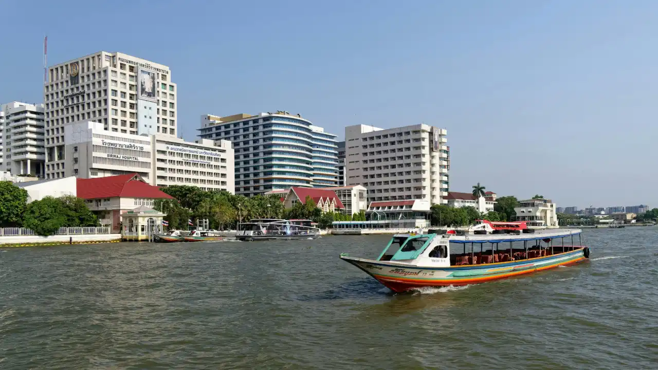 How to Travel on the Chao Phraya River in Bangkok.webp